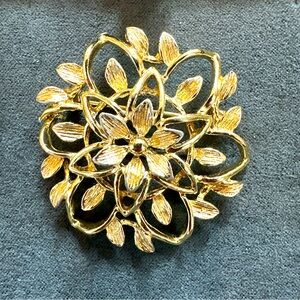 Vintage Sarah Coventry Pin Brooch Gold Tone Signed